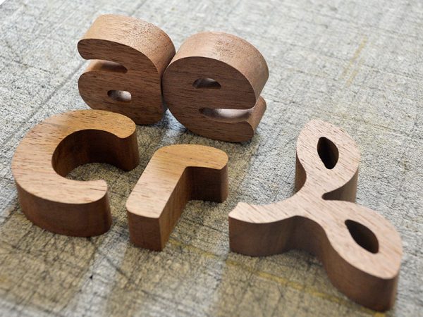 ウォールナット切り文字