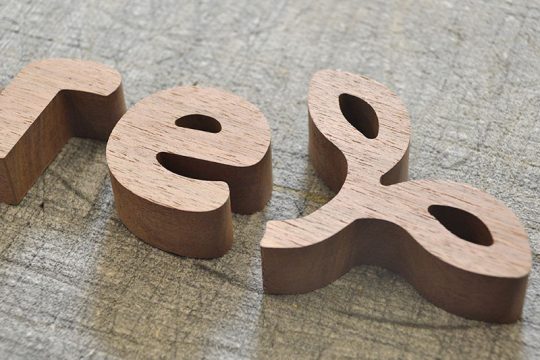 ウォールナット切り文字